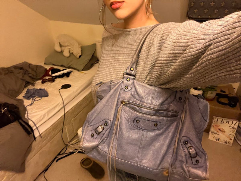 mariamagdaletta wearing handbag