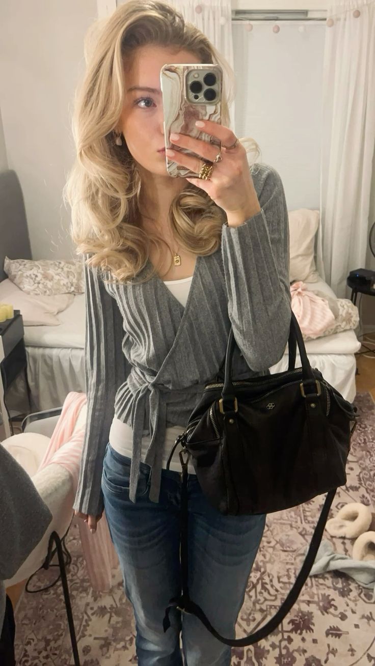 valebamboo wearing handbag