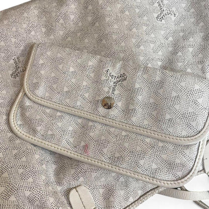 Goyard - Beige Tote Bag with Signature Chevron Pattern