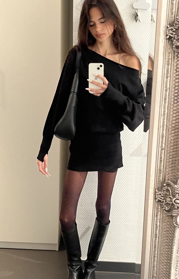 regina555555 wearing handbag