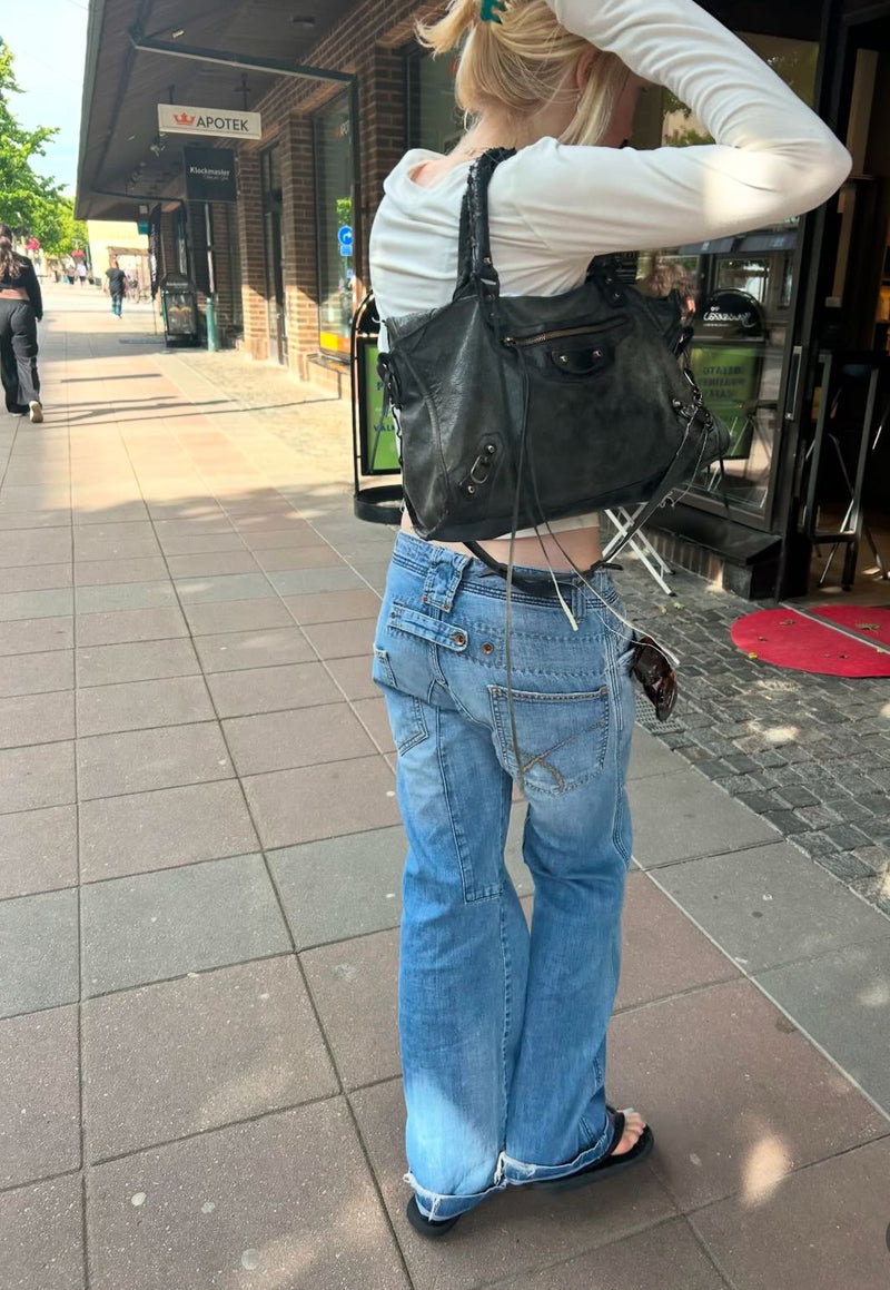 loudon_95 wearing handbag